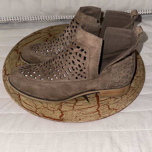 CG 9 Tan Faux Suede Laser Cut V Cut Ankle Booties - Picture 3 of 11